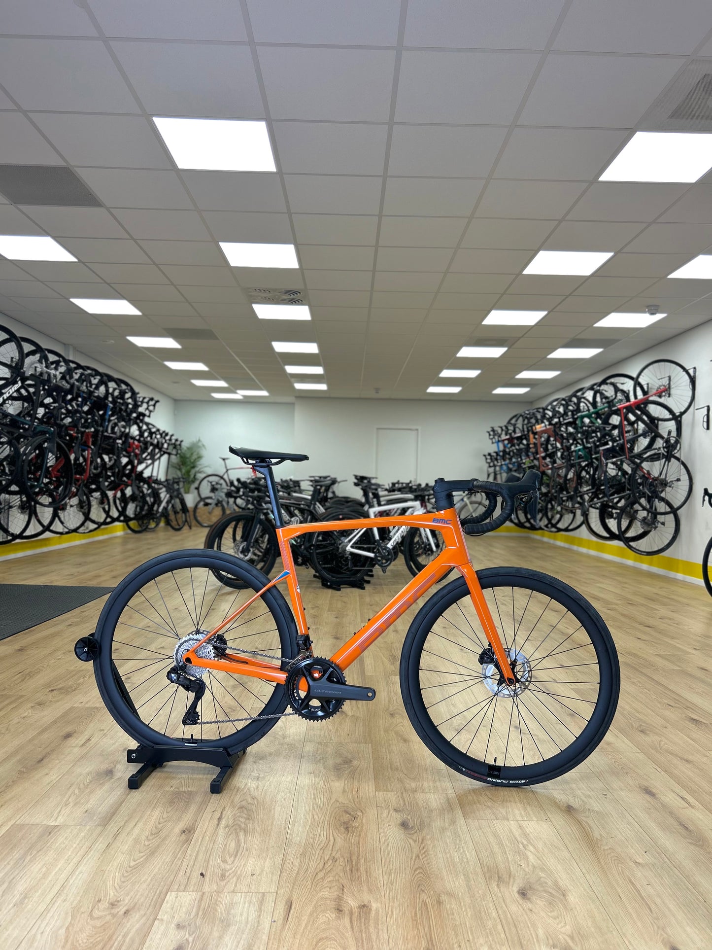 NIEUW BMC RoadMachine One Di2 Carbon Disc Racefiets