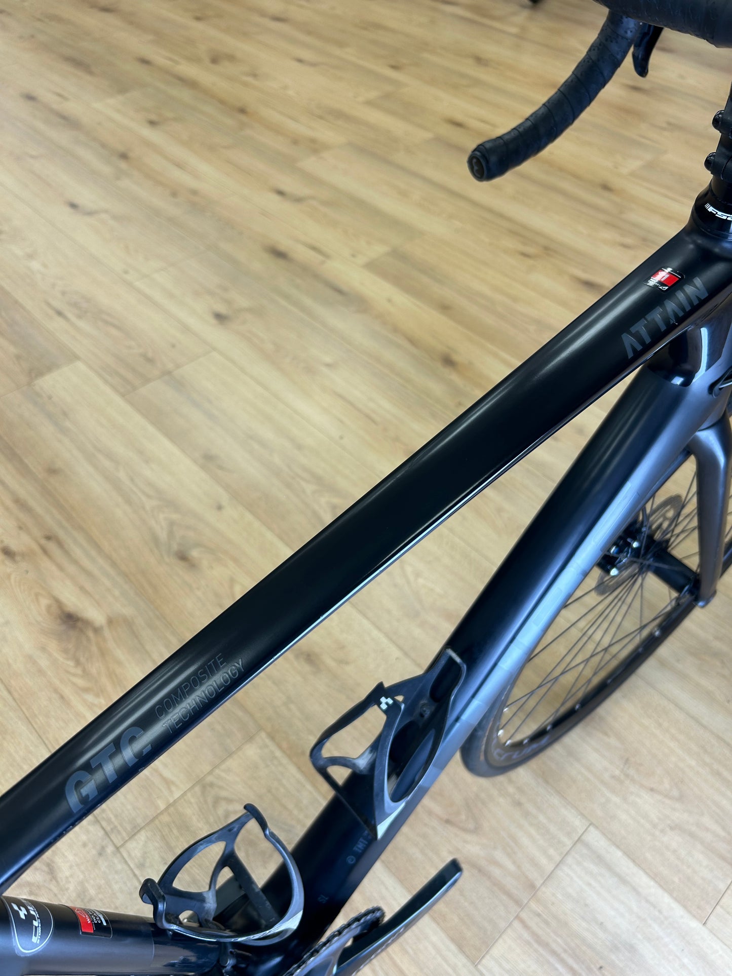 Cube Attain Carbon Disc Racefiets