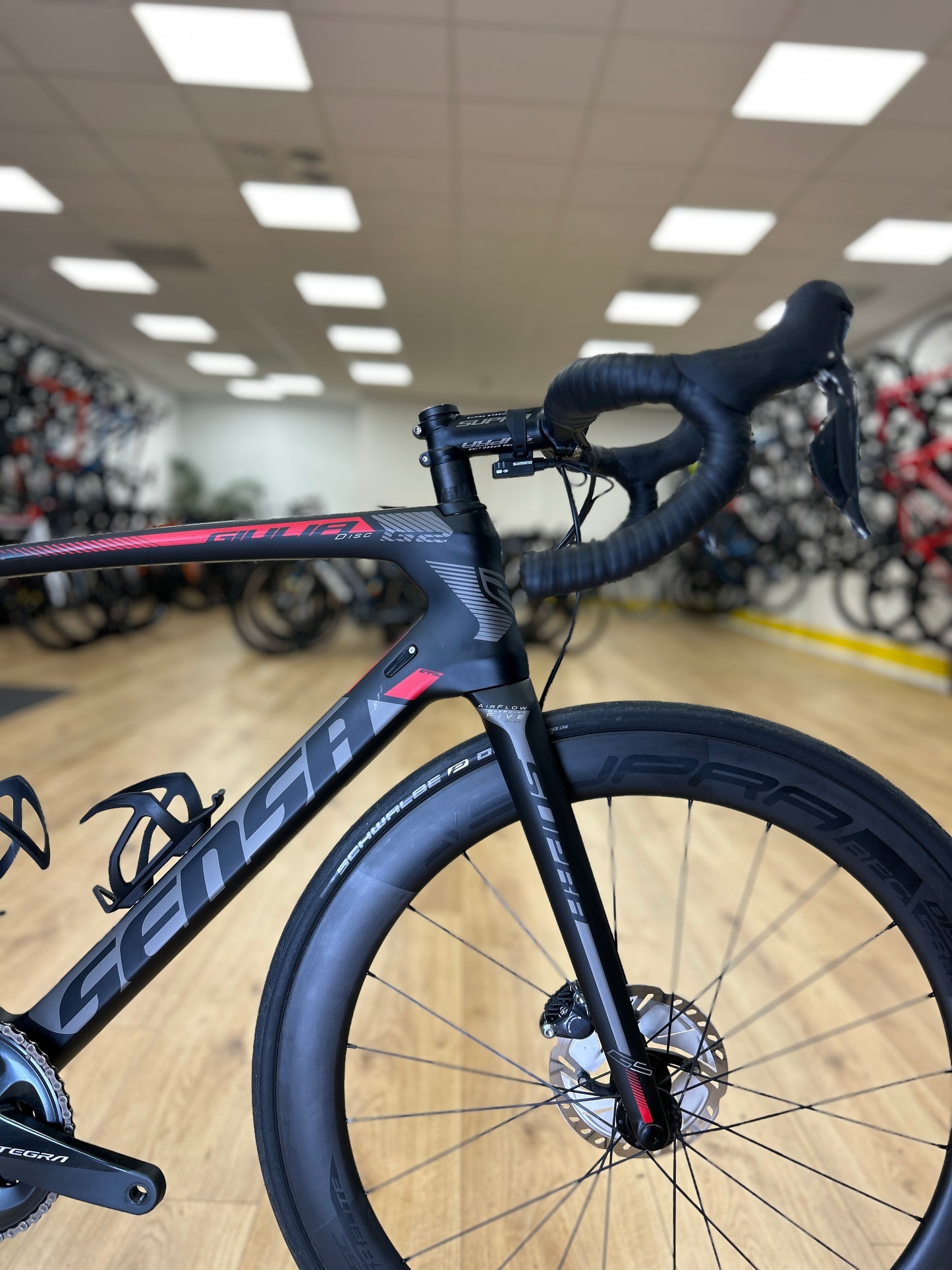 SHOWROOM MODEL Sensa Guilia G2 Di2 Carbon Racefiets