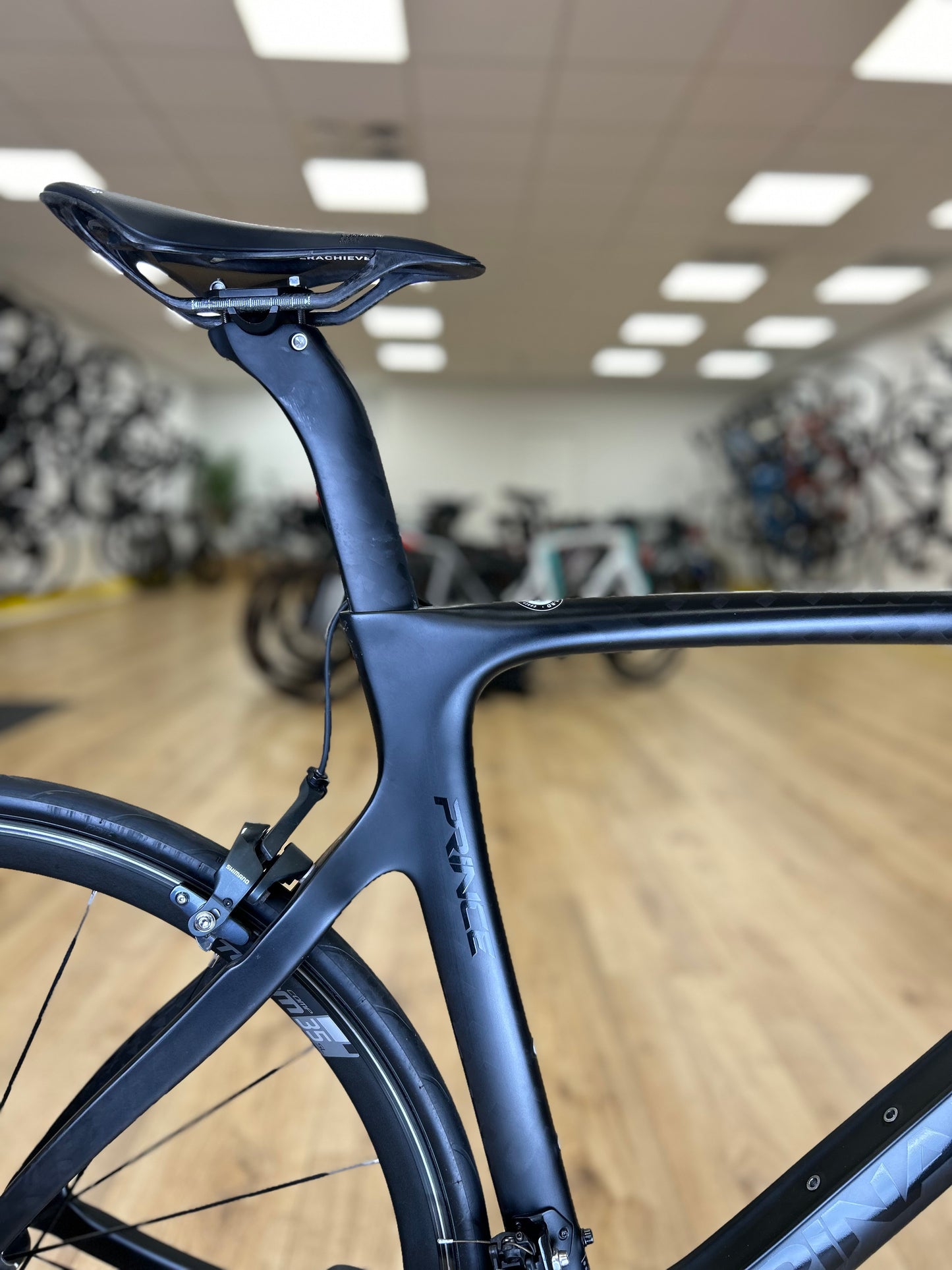 500km Pinarello Prince Carbon Racefiets