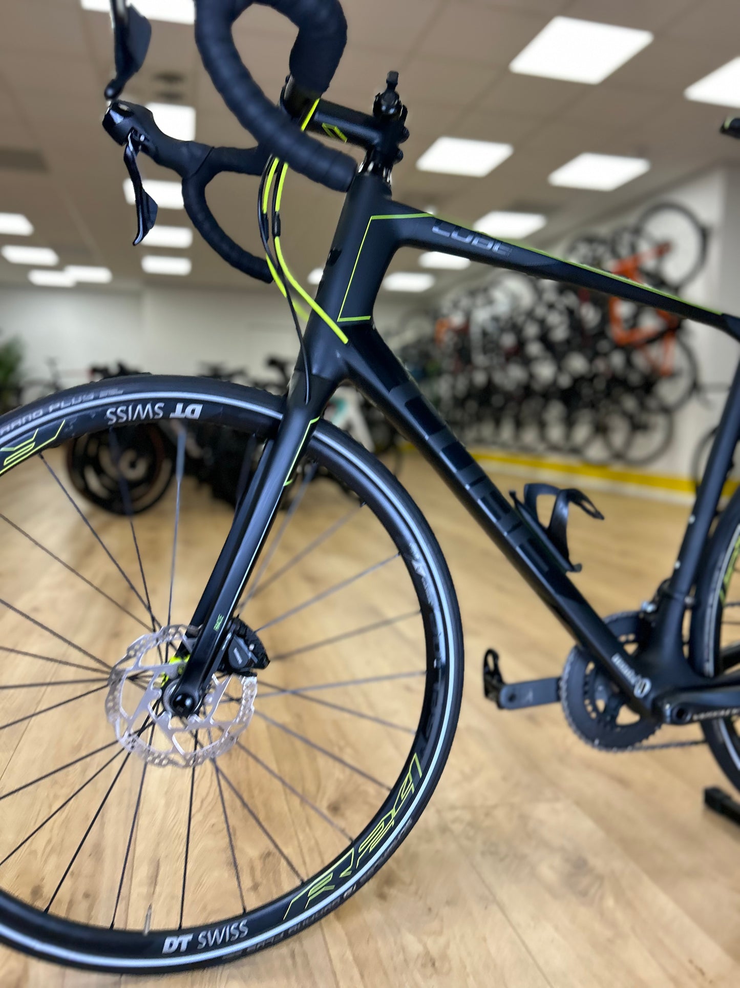 Cube Attain Carbon Disc Racefiets