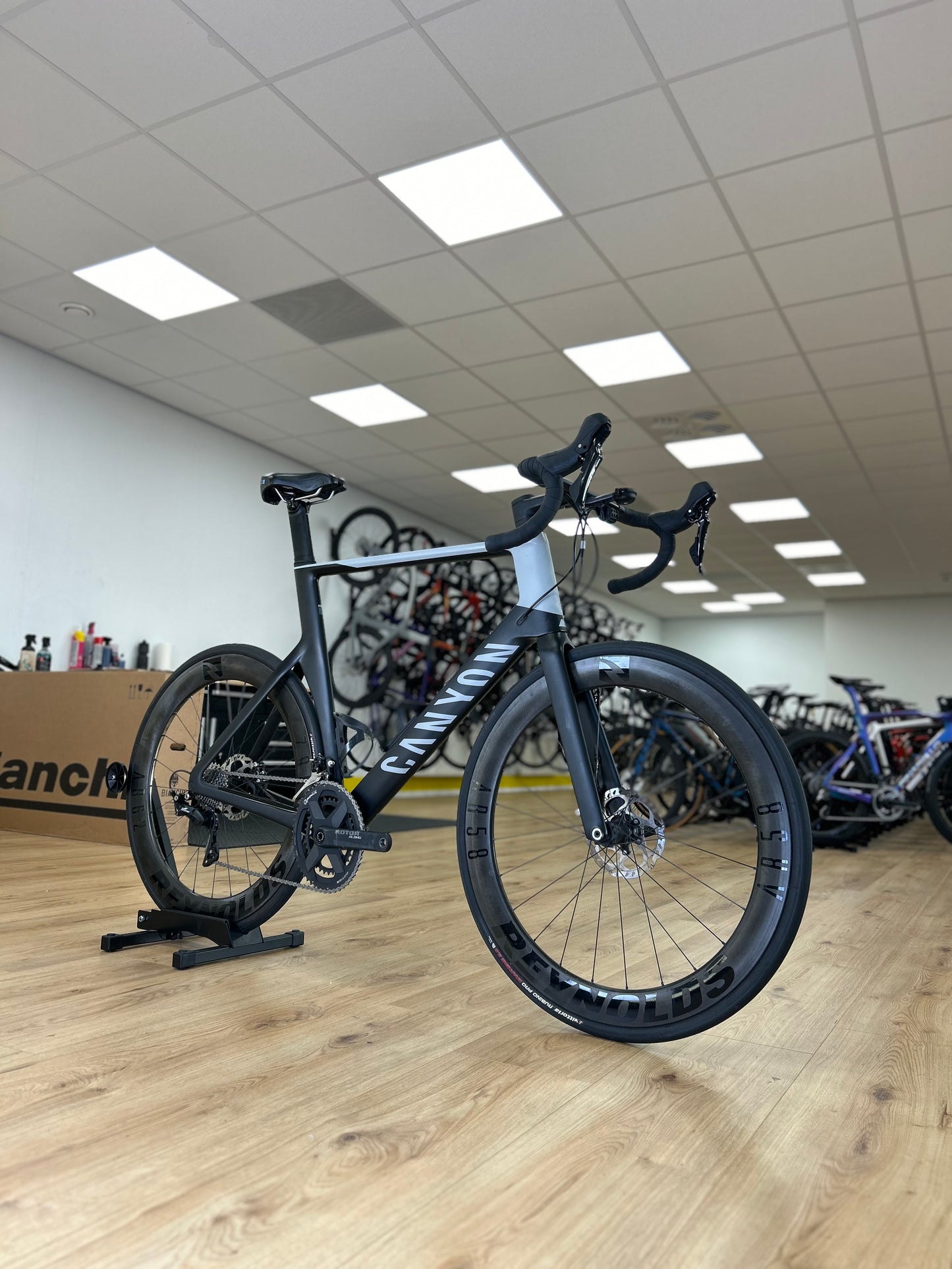 XXL Canyon Aeroad Carbon Disc Road Bike