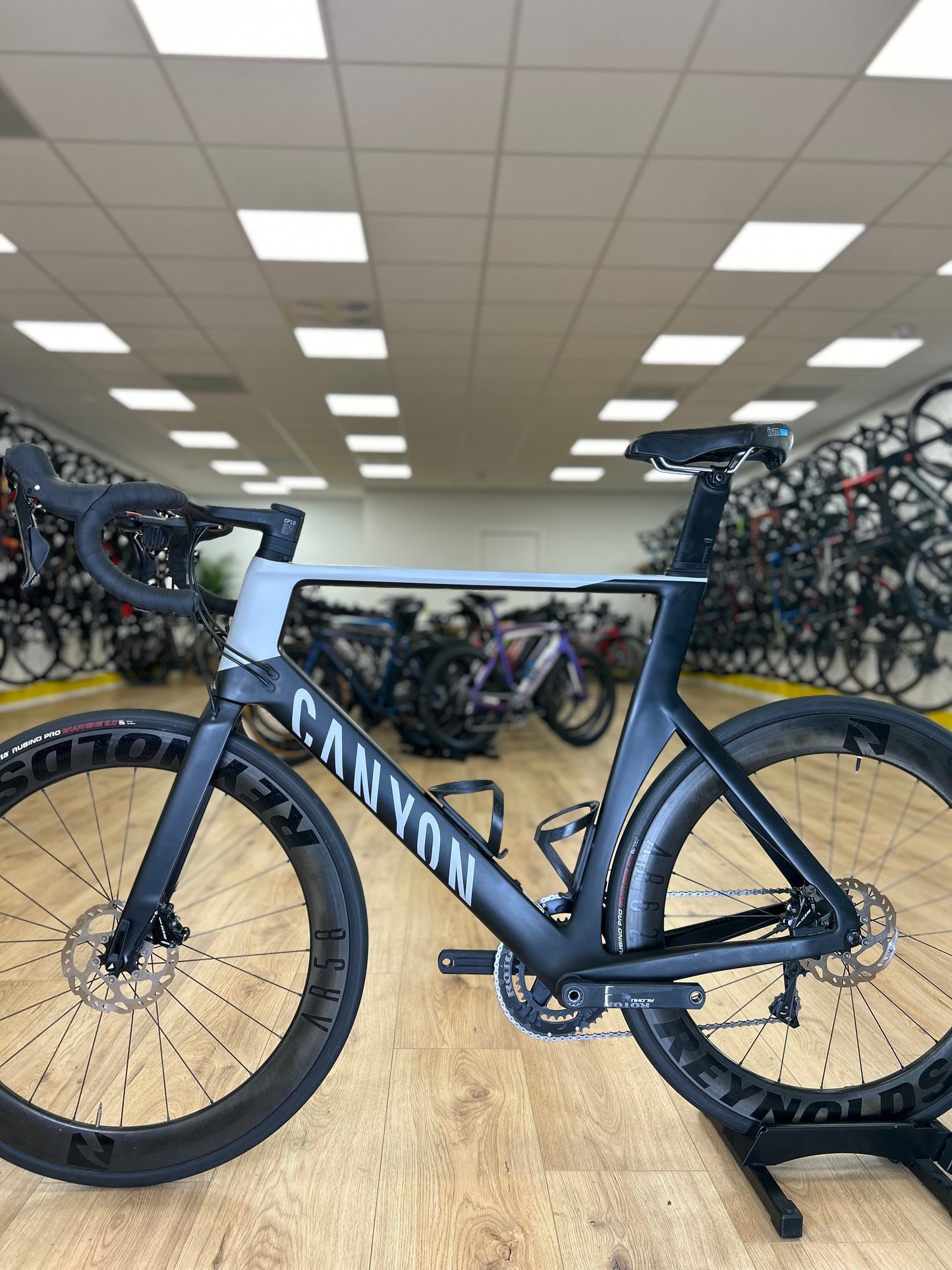 XXL Canyon Aeroad Carbon Disc Road Bike