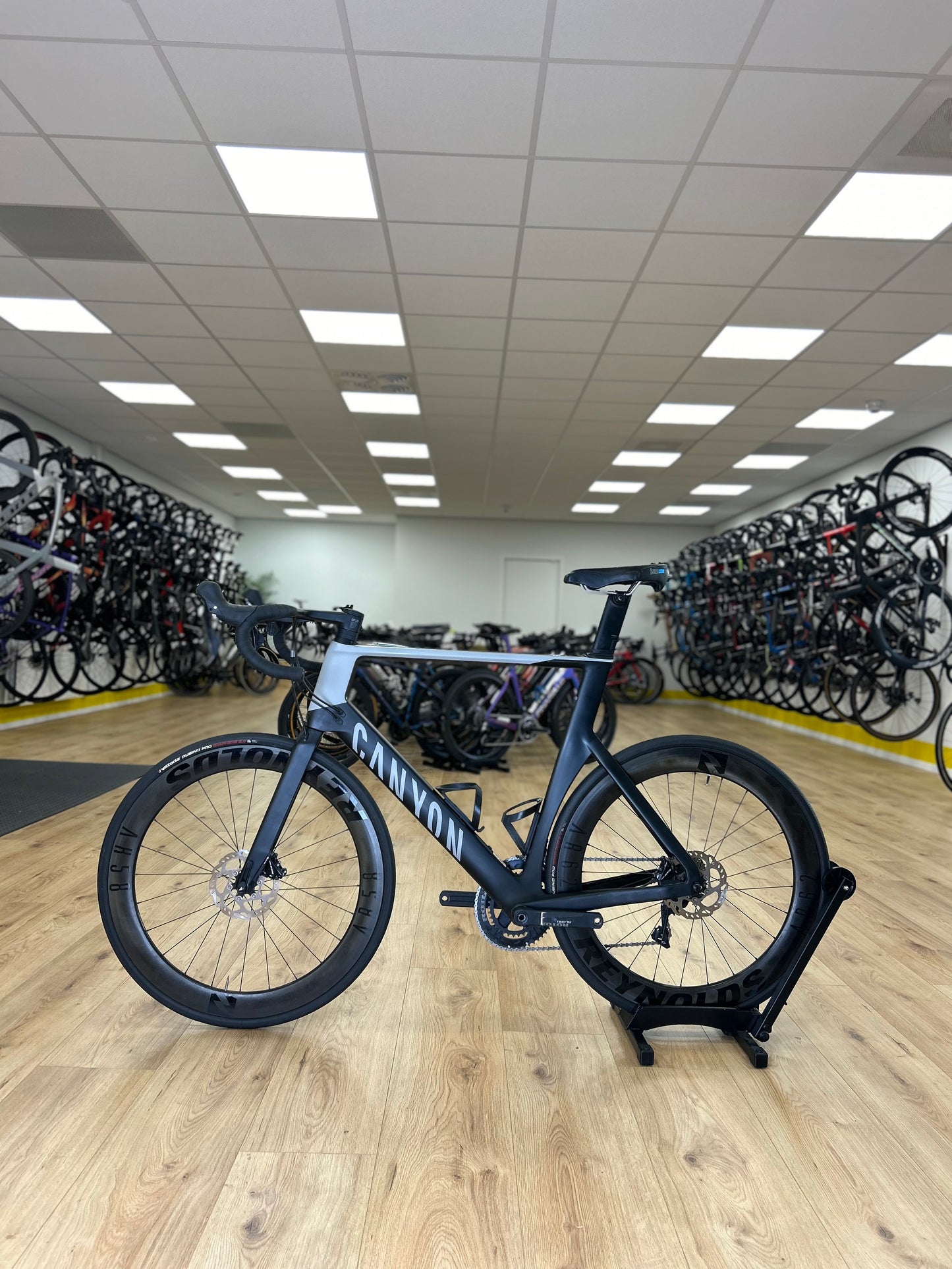 XXL Canyon Aeroad Carbon Disc Road Bike