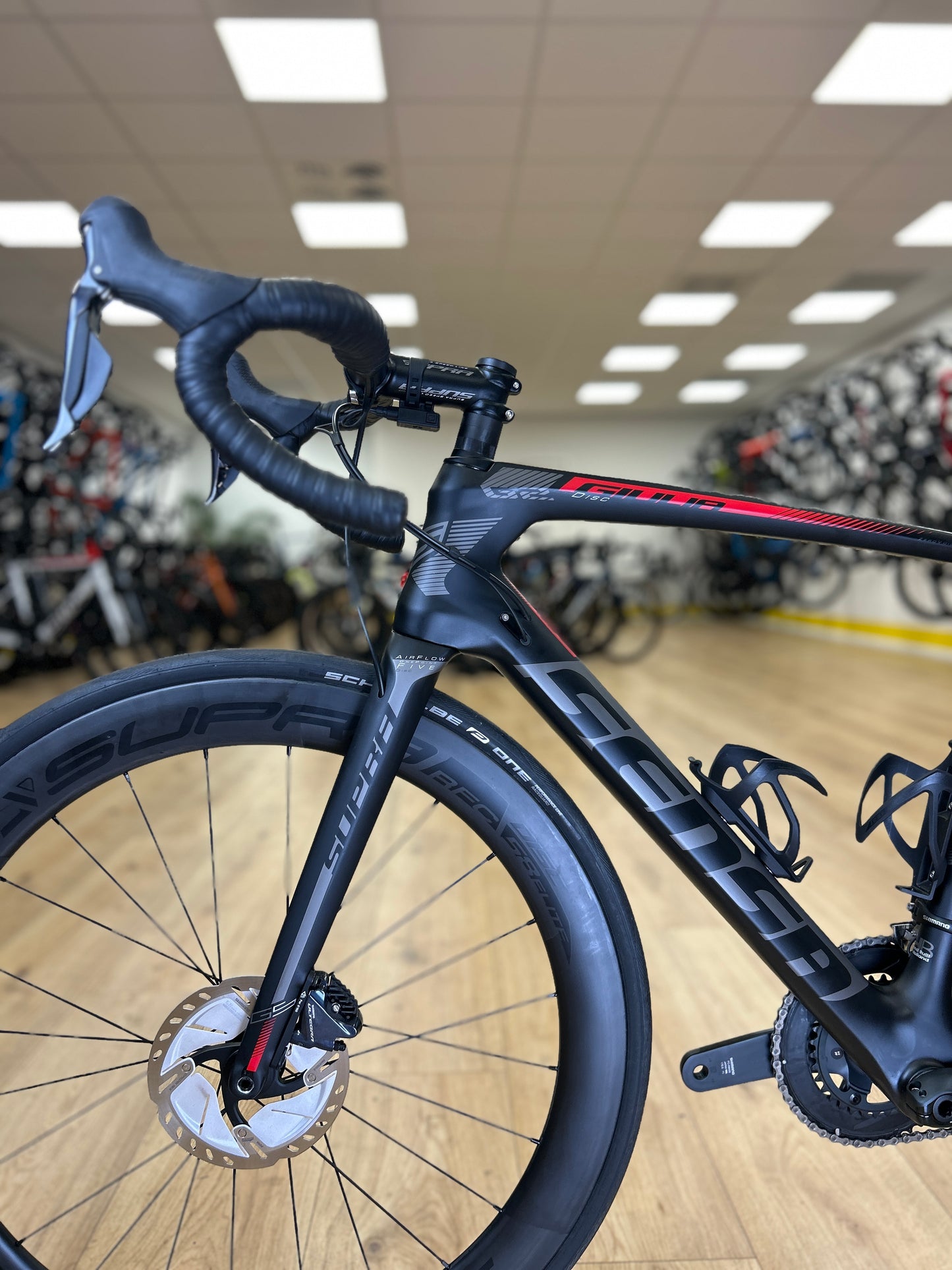 SHOWROOM MODEL Sensa Guilia G2 Di2 Carbon Racefiets