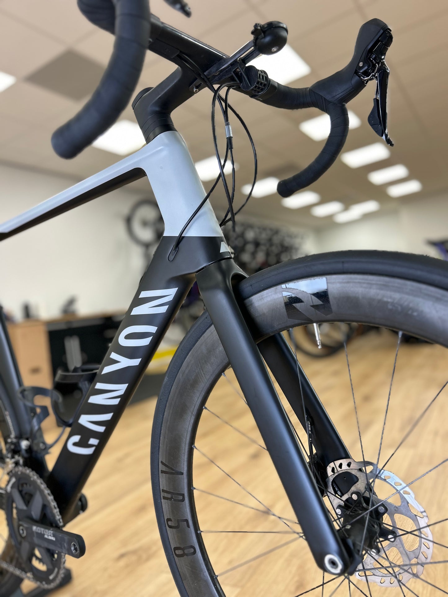 XXL Canyon Aeroad Carbon Disc Road Bike