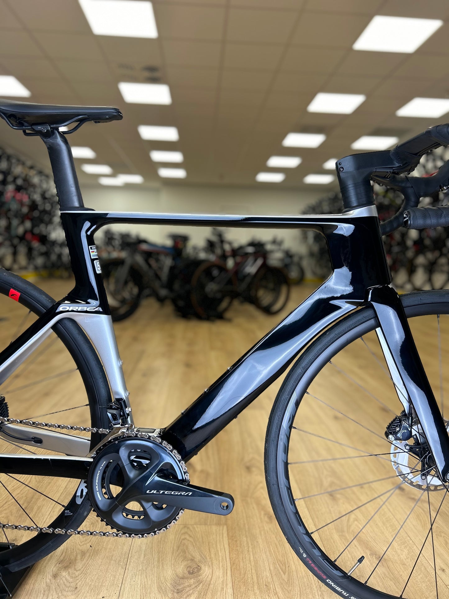 Showroom Orbea Orca Aero Carbon Disc Racefiets