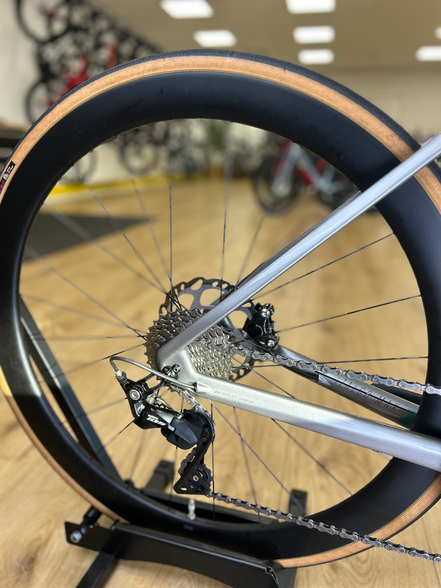 1000km Focus Izalco Max 8.7 Carbon Racefiets