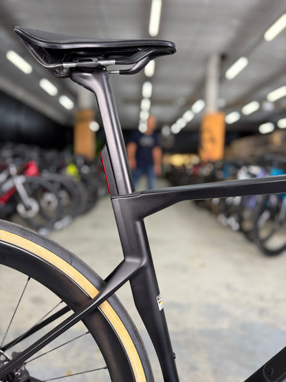NIEUW BMC Roadmachine Di2 Carbon Racefiets