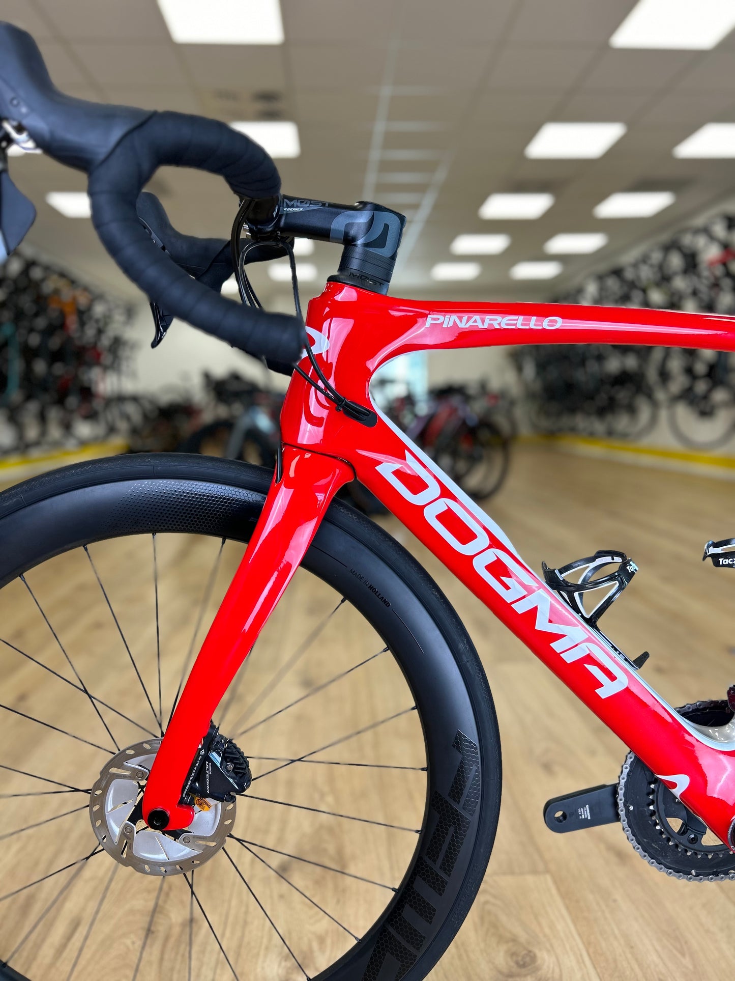 500km Pinarello Dogma F10 Disc Carbon Racefiets