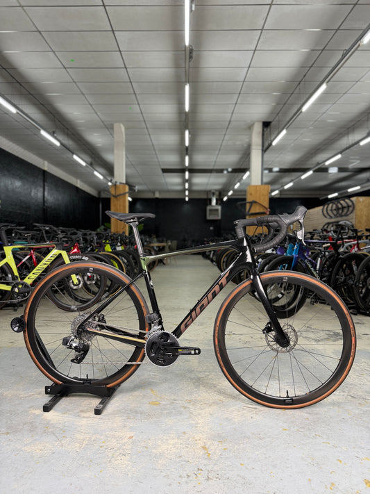 Giant Defy Advanced AXS Carbon Road Bike