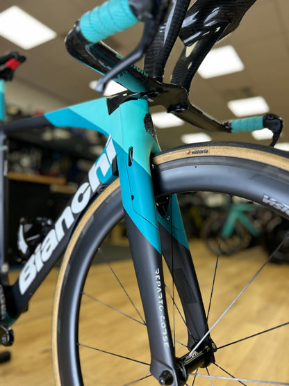 Bianchi Aquila CV Di2 Carbon Racefiets