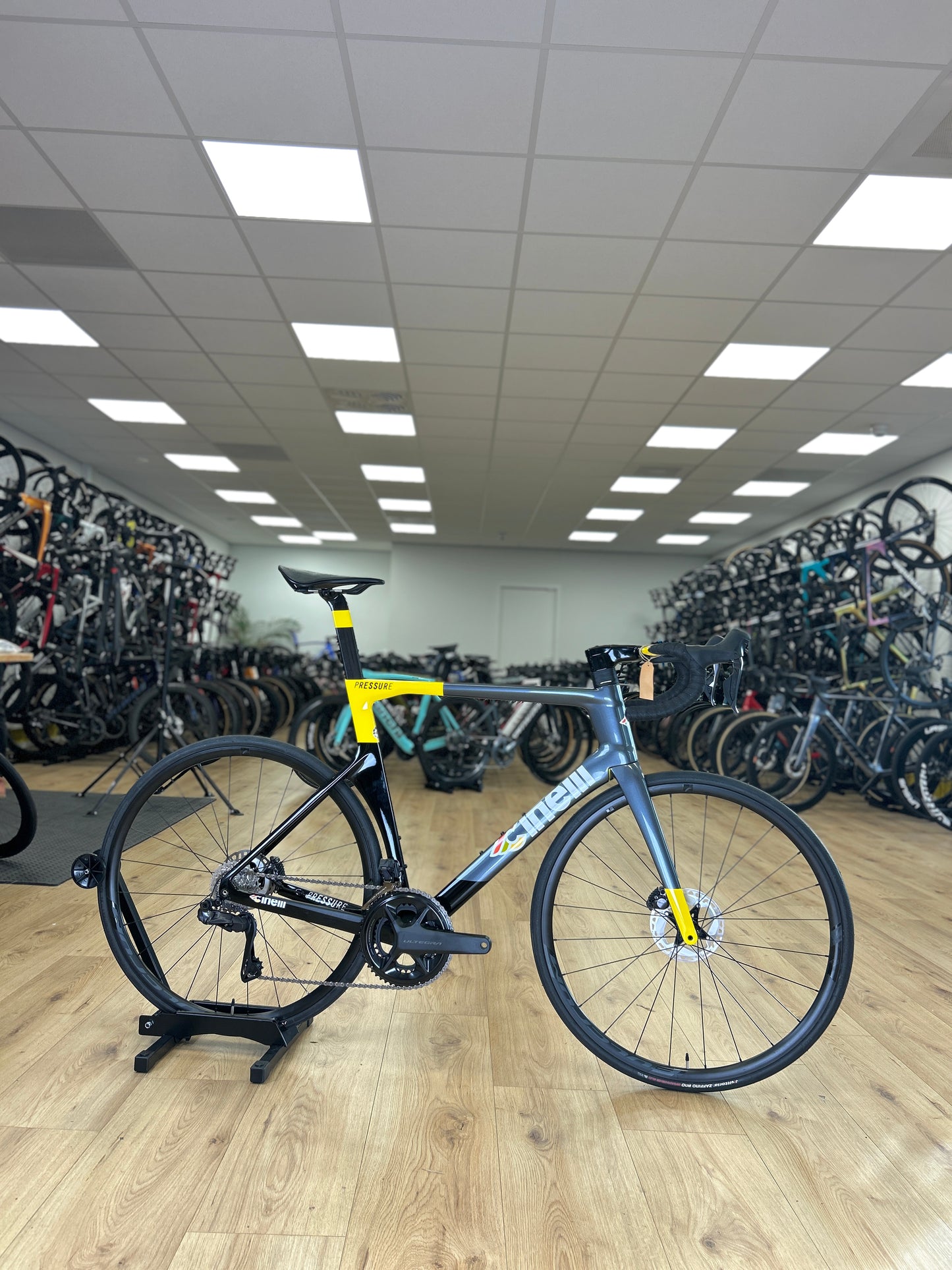 0km Showroom Model Cinelli Pressure Di2 Carbon Racefiets