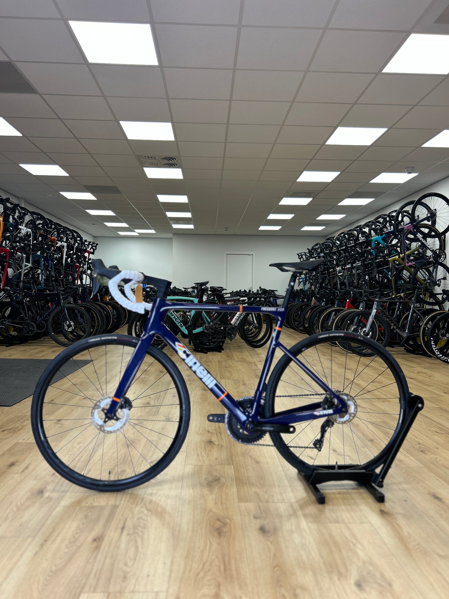 0km Showroom Model Cinelli Pressure Di2 Carbon Racefiets