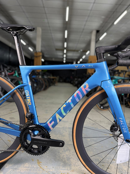 NIEUW Factor Ostro VAM Di2 Carbon Racefiets