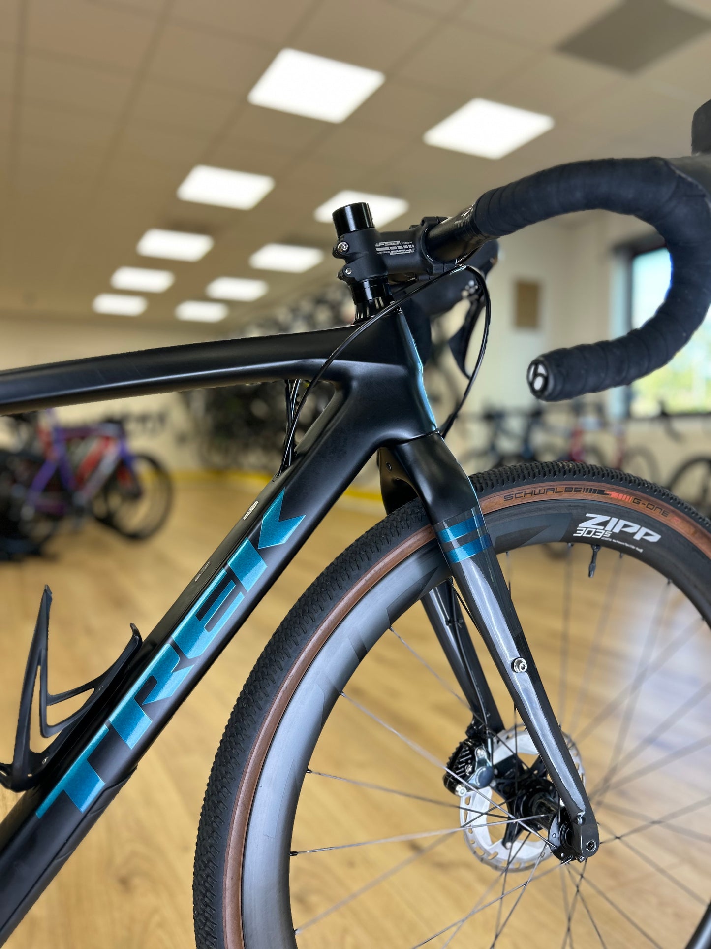 TREK Checkpoint SL6 Full Carbon Disc Racefiets