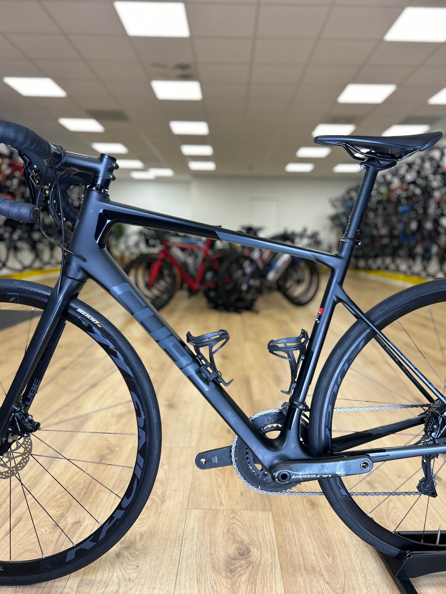 Cube Attain Ultegra Carbon Disc Racefiets