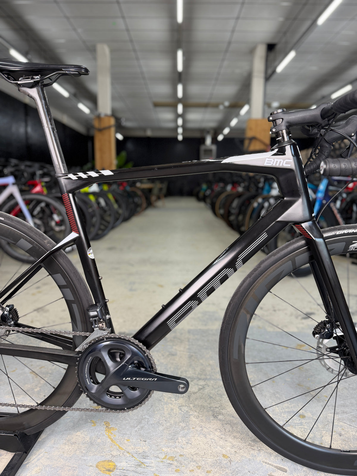 BMC Roadmachine 02 ONE Di2 Carbon Racefiets