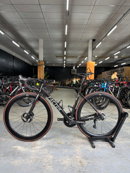 Factor O2 VAM Di2 Carbon Racefiets