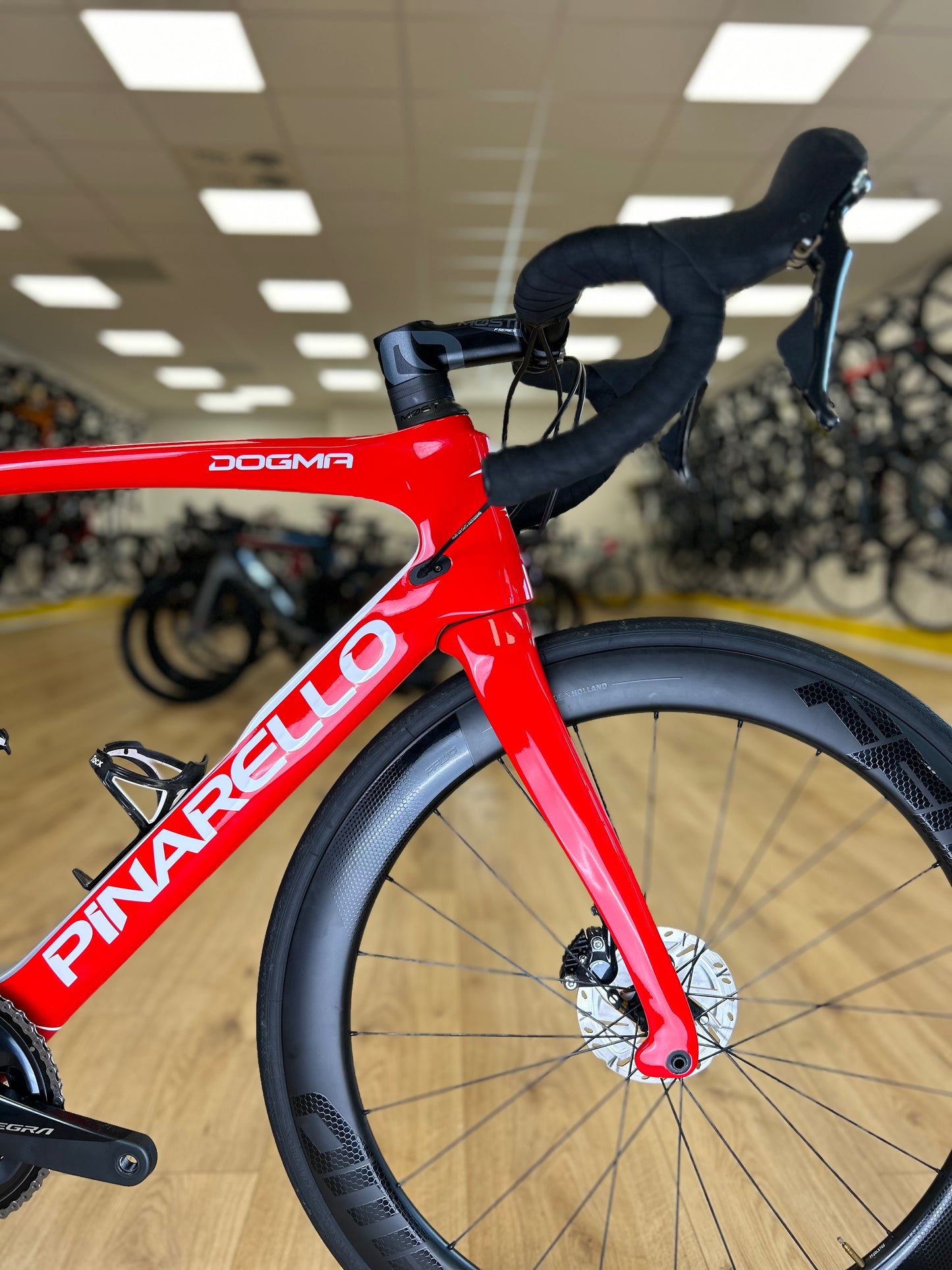 500km Pinarello Dogma F10 Disc Carbon Racefiets