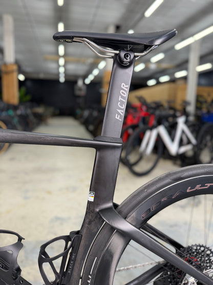 250km Factor ONE SRAM Red eTap Carbon Racefiets