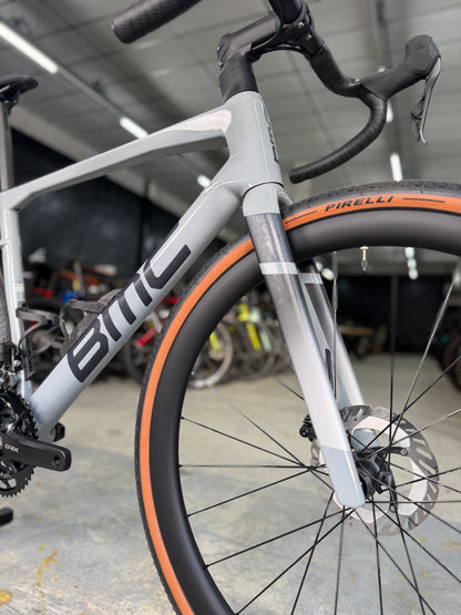 NIEUW BMC Kaius 01 THREE Di2 Gravel Fiets