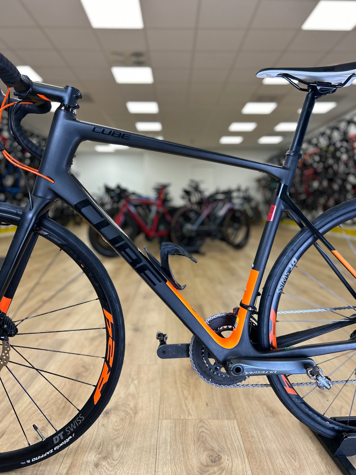 Cube Attain Ultegra Carbon Disc Racefiets