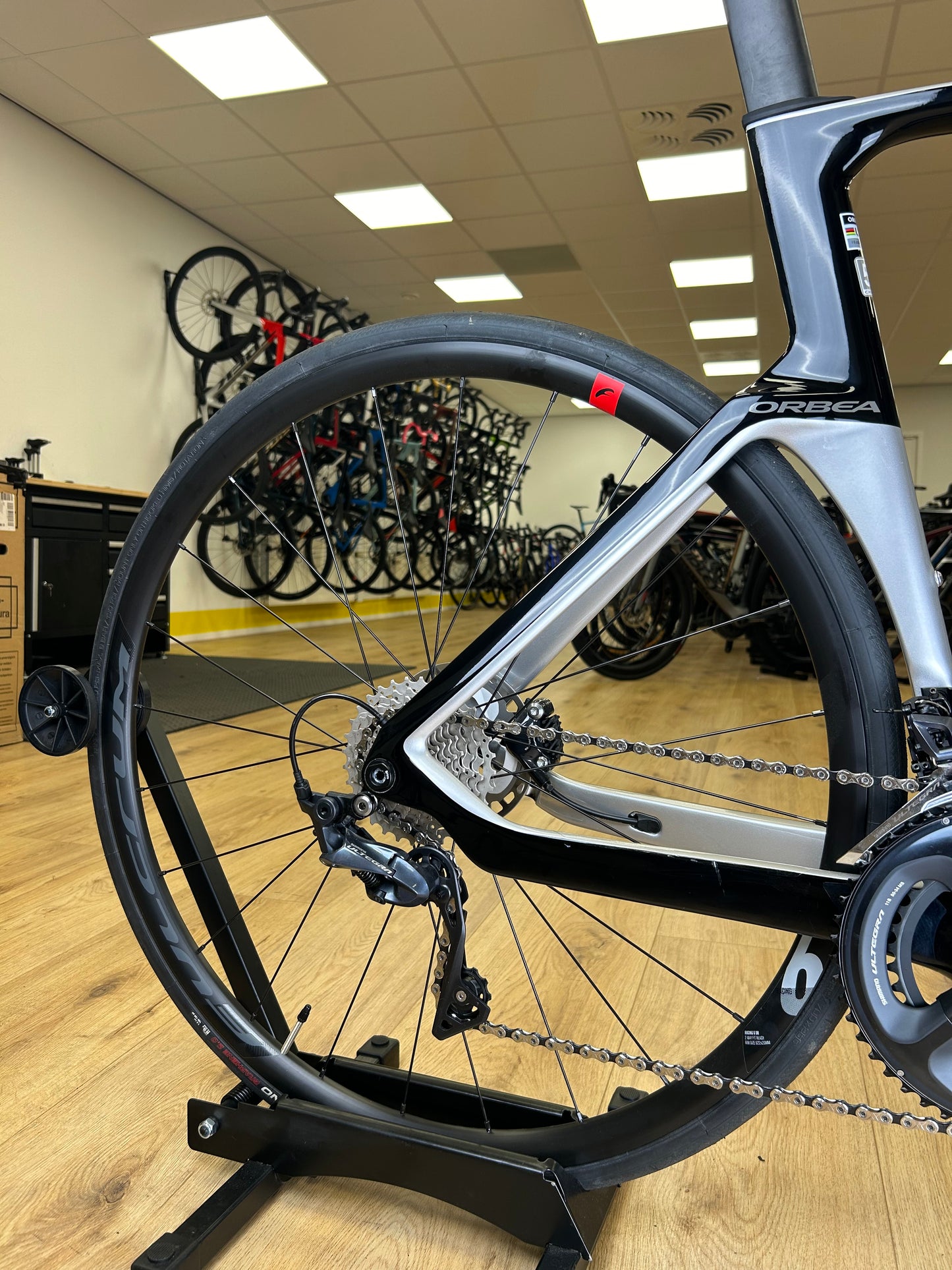 Showroom Orbea Orca Aero Carbon Disc Racefiets