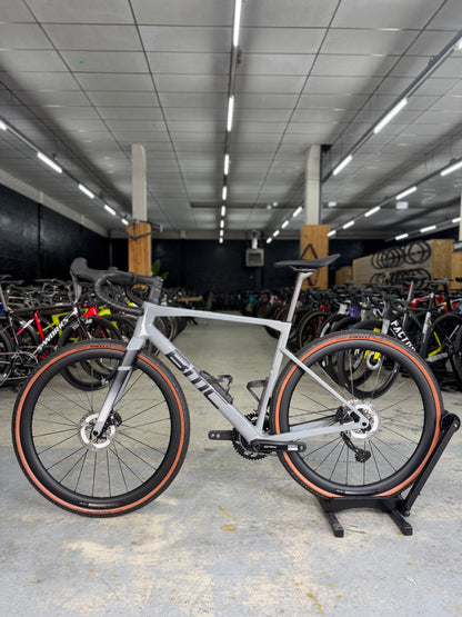 NIEUW BMC Kaius 01 THREE Di2 Gravel Fiets