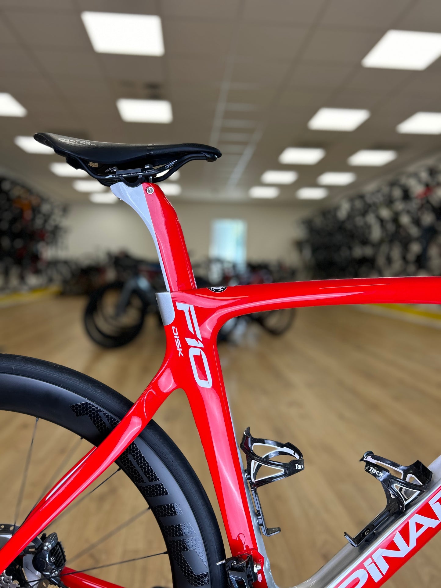 500km Pinarello Dogma F10 Disc Carbon Racefiets