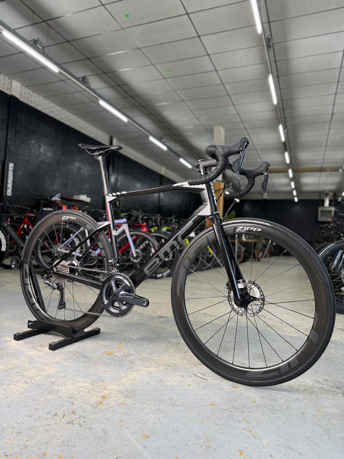 BMC Roadmachine 02 ONE Di2 Carbon Racefiets