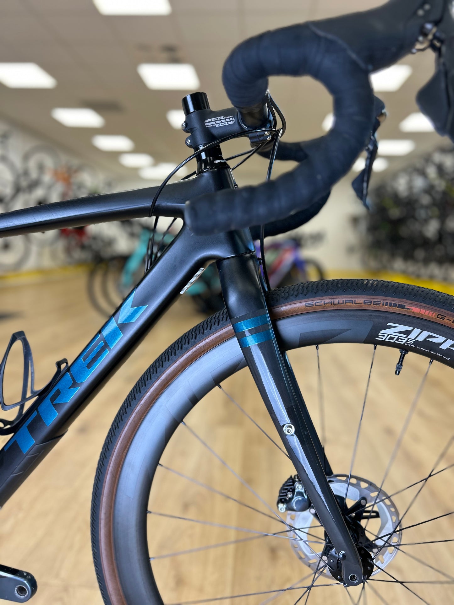 TREK Checkpoint SL6 Full Carbon Disc Racefiets