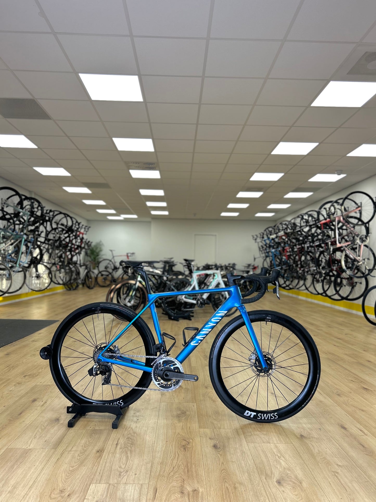 Canyon Ultimate eTap Red Carbon Disc Racefiets
