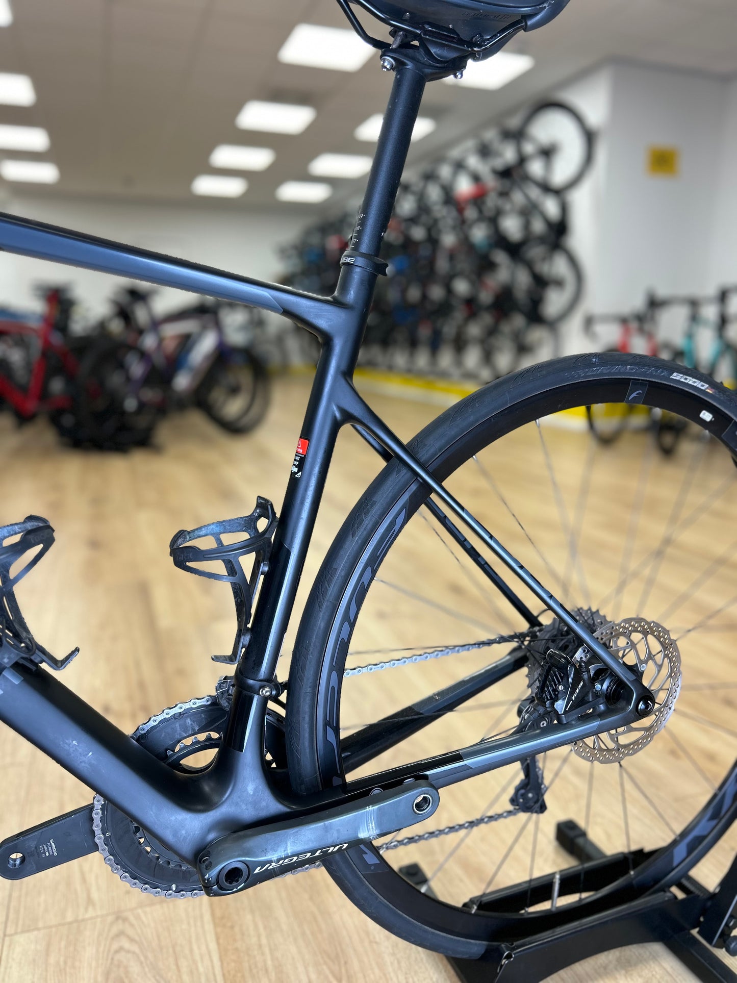 Cube Attain Ultegra Carbon Disc Racefiets