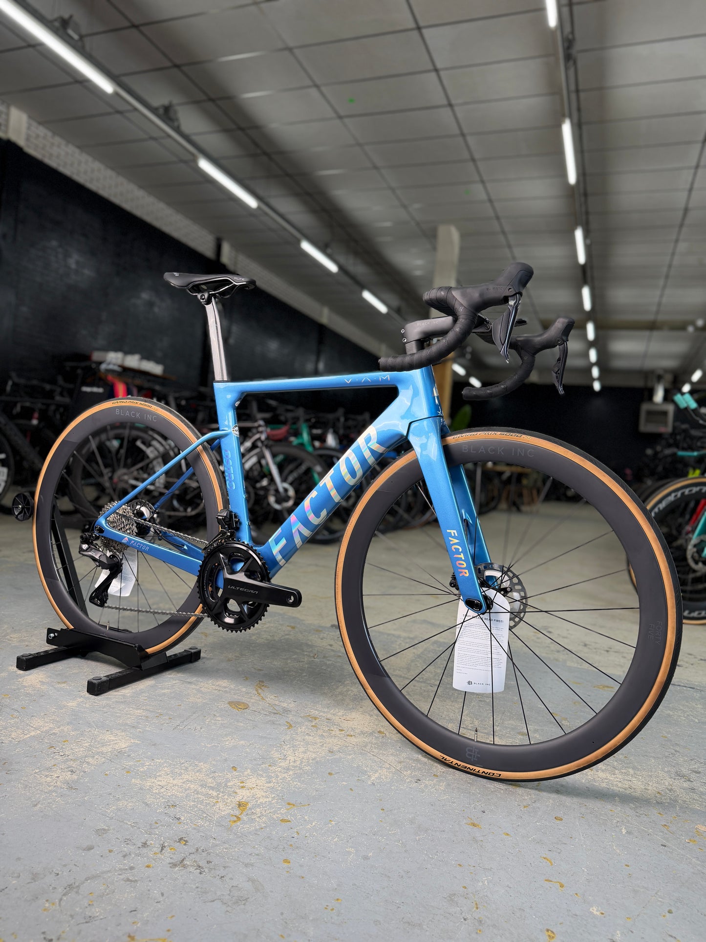 NIEUW Factor Ostro VAM Di2 Carbon Racefiets
