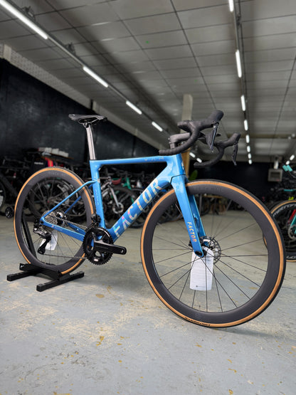 NIEUW Factor Ostro VAM Di2 Carbon Racefiets