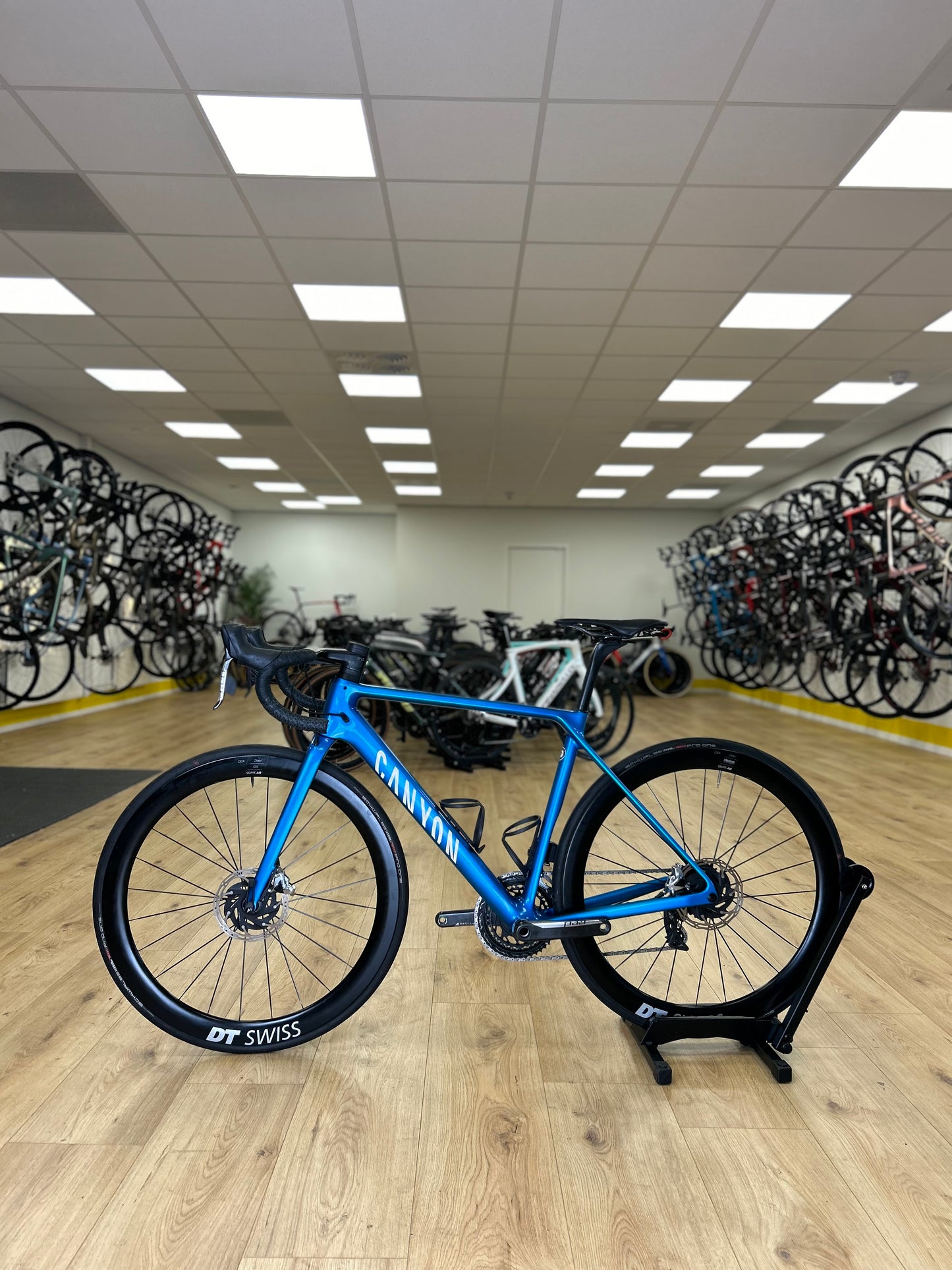 Canyon Ultimate eTap Red Carbon Disc Racefiets