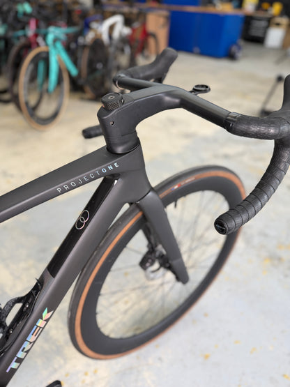 1000km Trek Madone SLR7 Di2 Carbon Racefiets