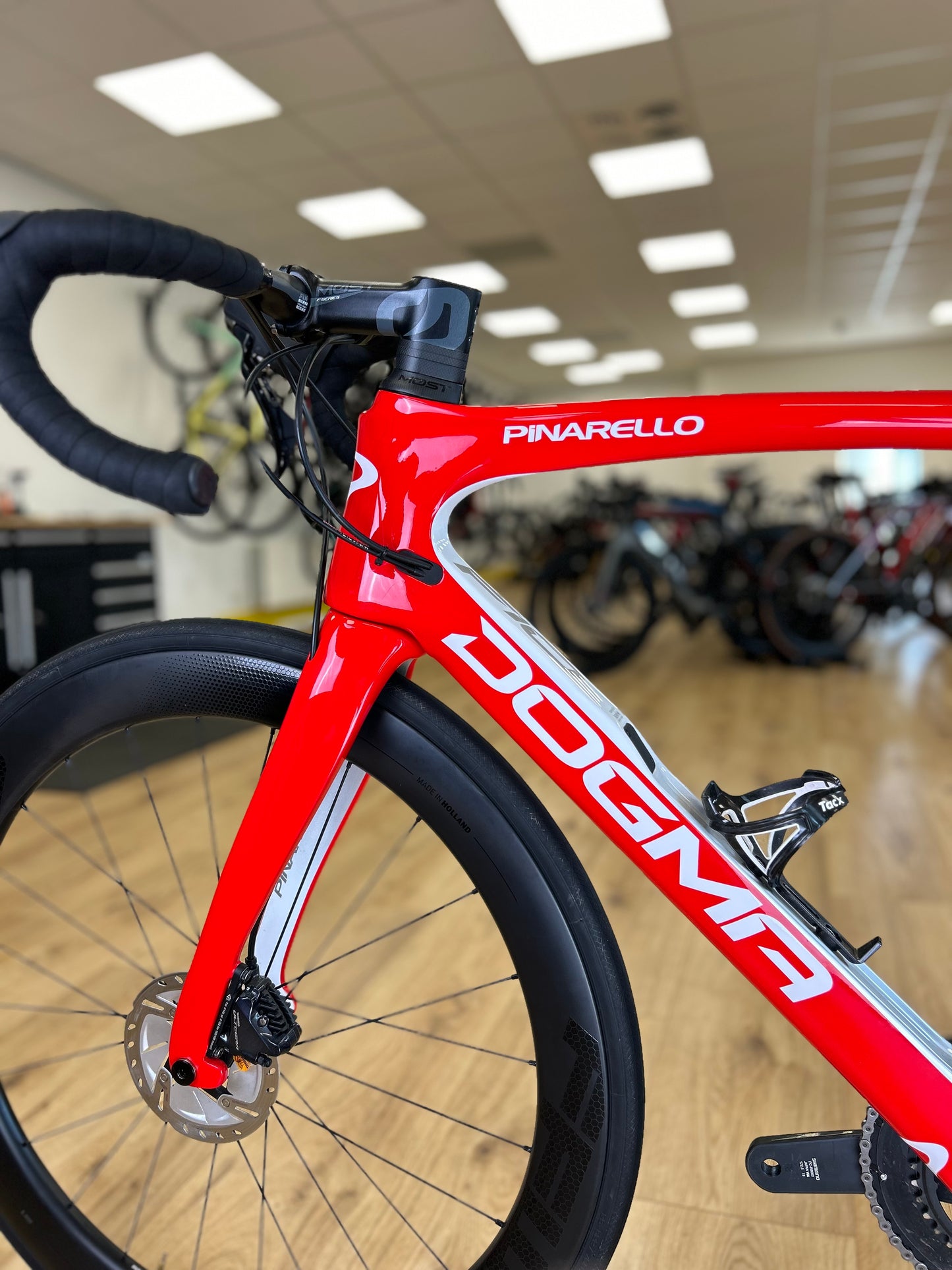 500km Pinarello Dogma F10 Disc Carbon Racefiets