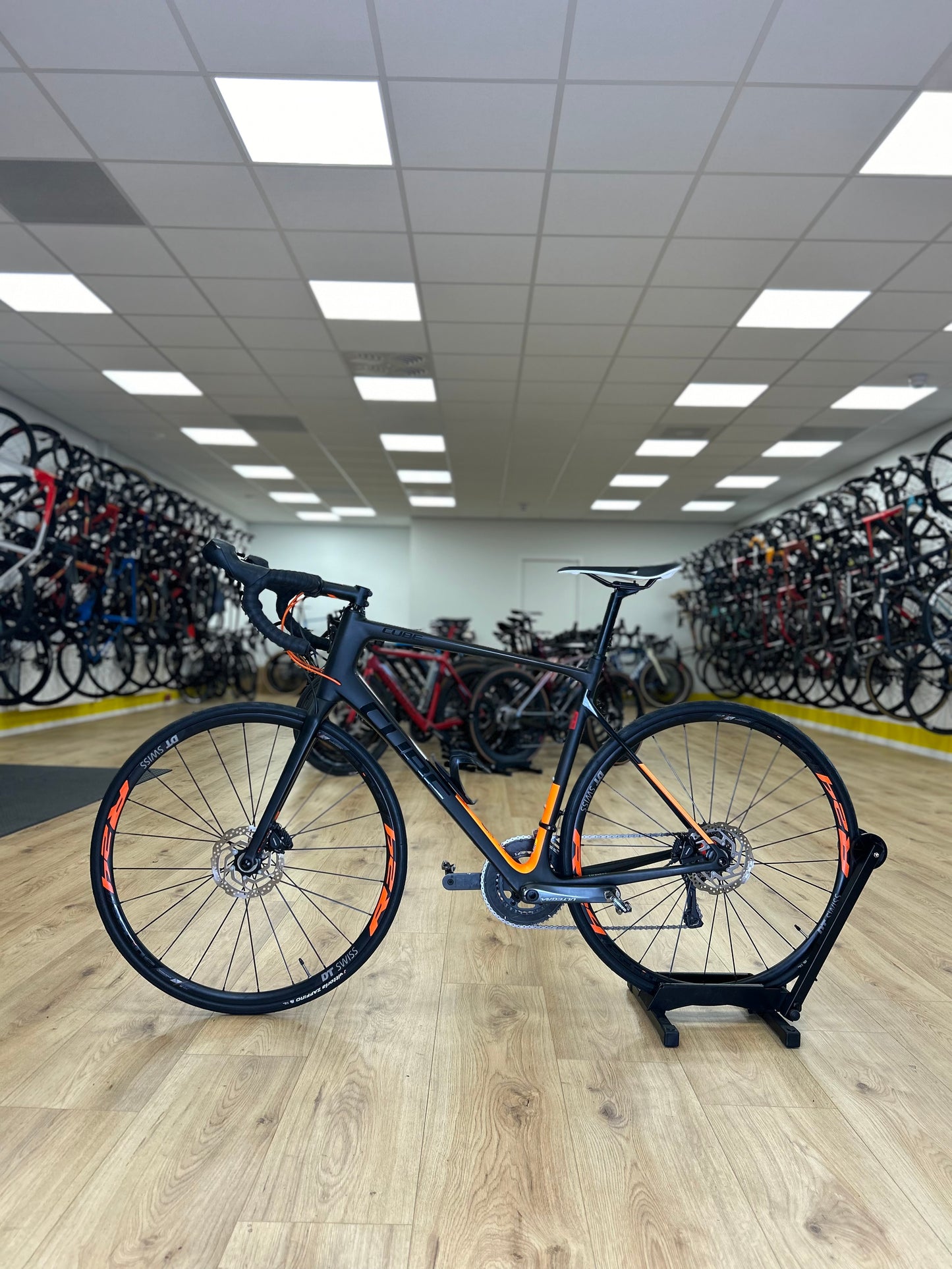 Cube Attain Ultegra Carbon Disc Racefiets