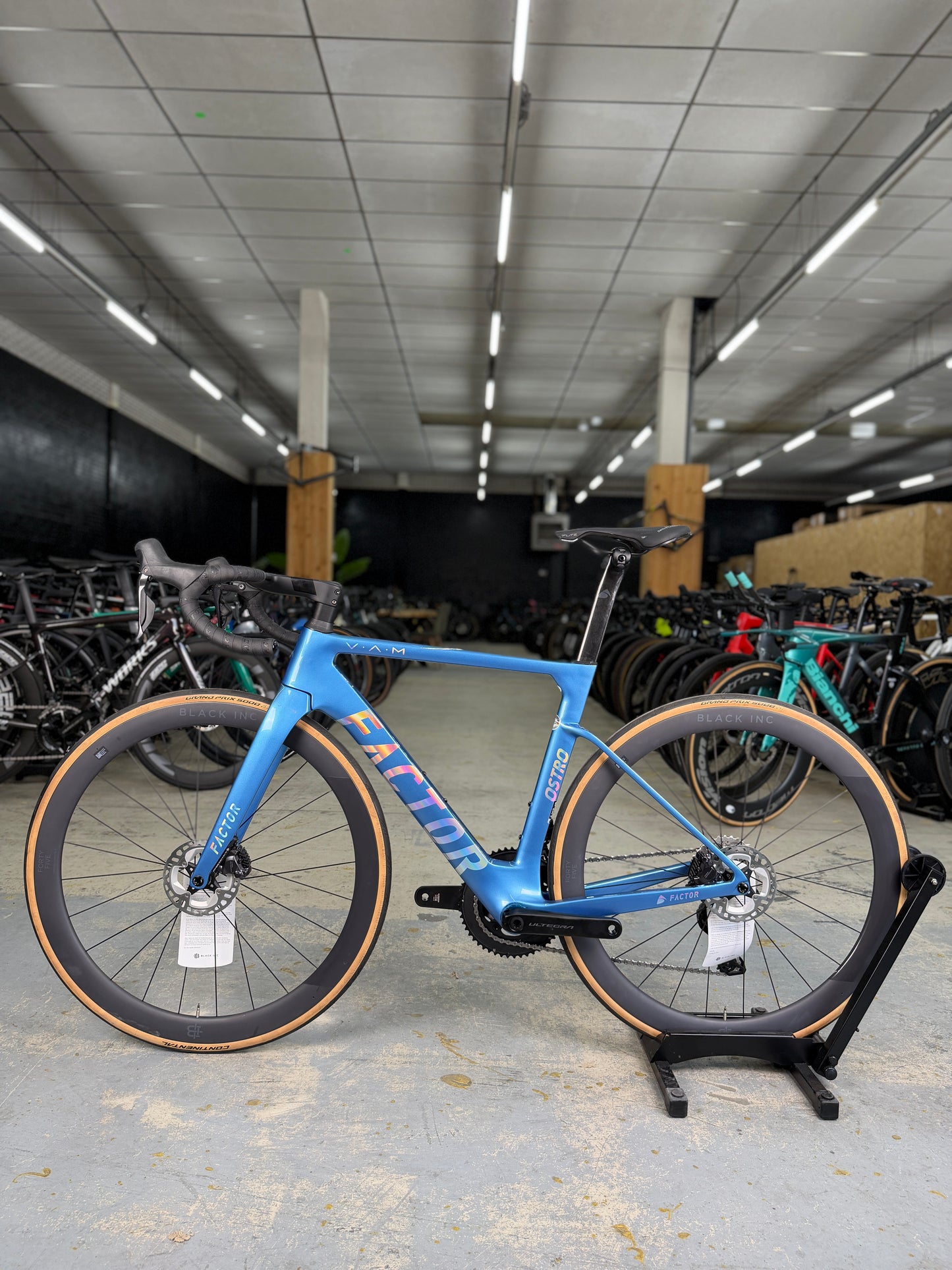 NIEUW Factor Ostro VAM Di2 Carbon Racefiets