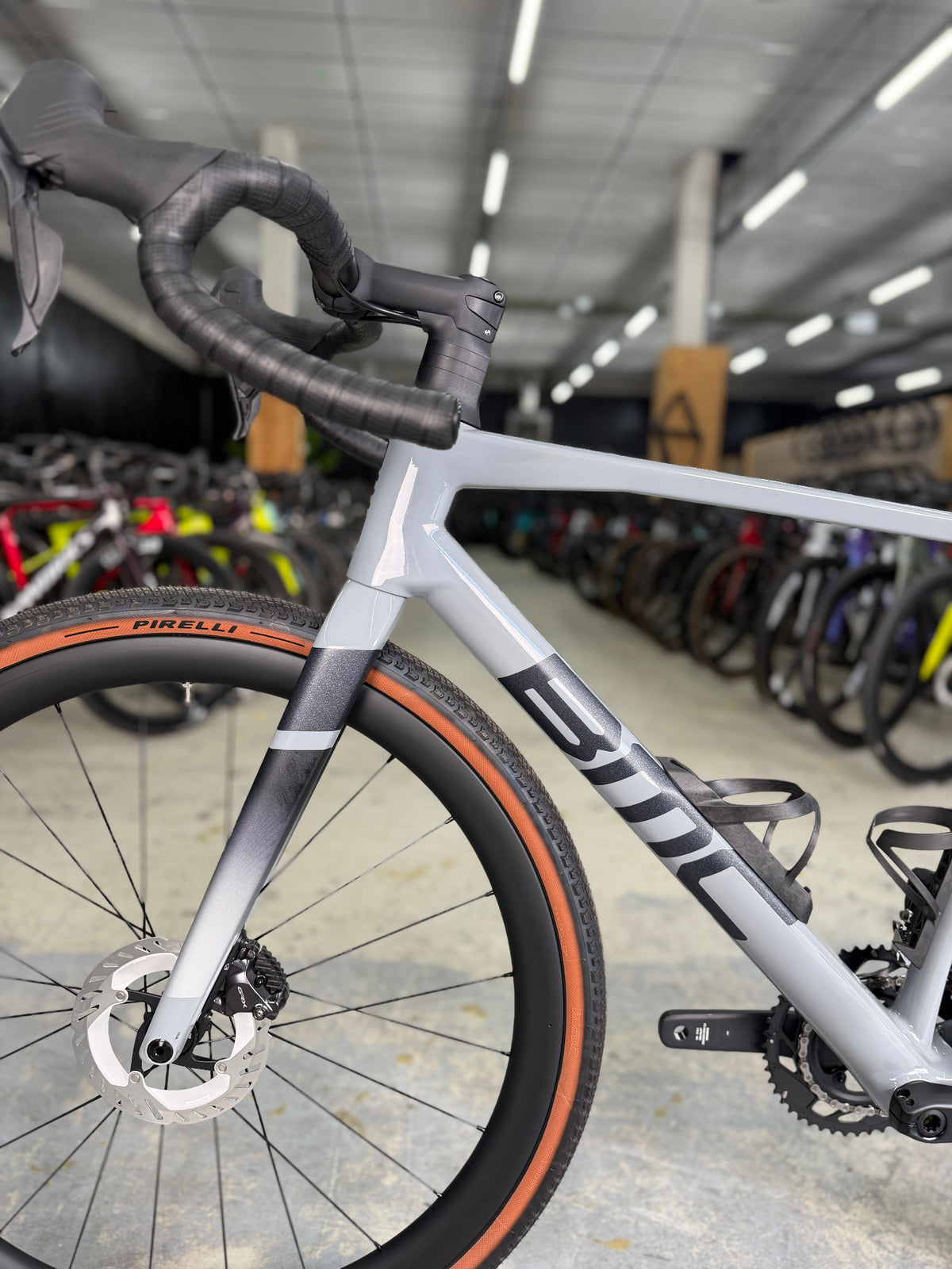 NIEUW BMC Kaius 01 THREE Di2 Gravel Fiets