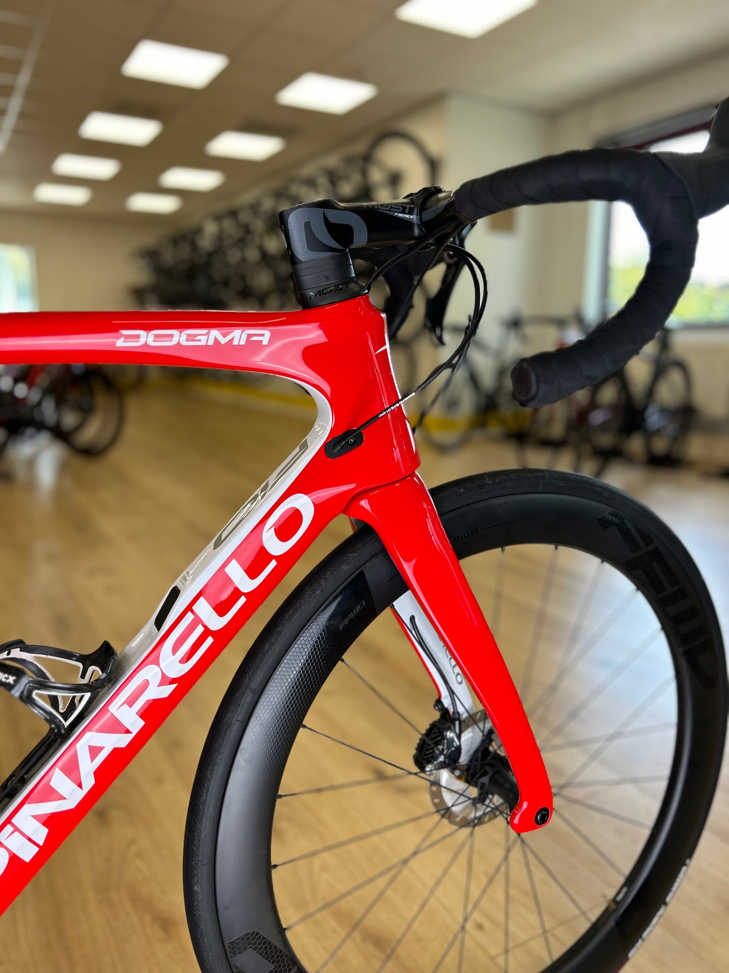 500km Pinarello Dogma F10 Disc Carbon Racefiets