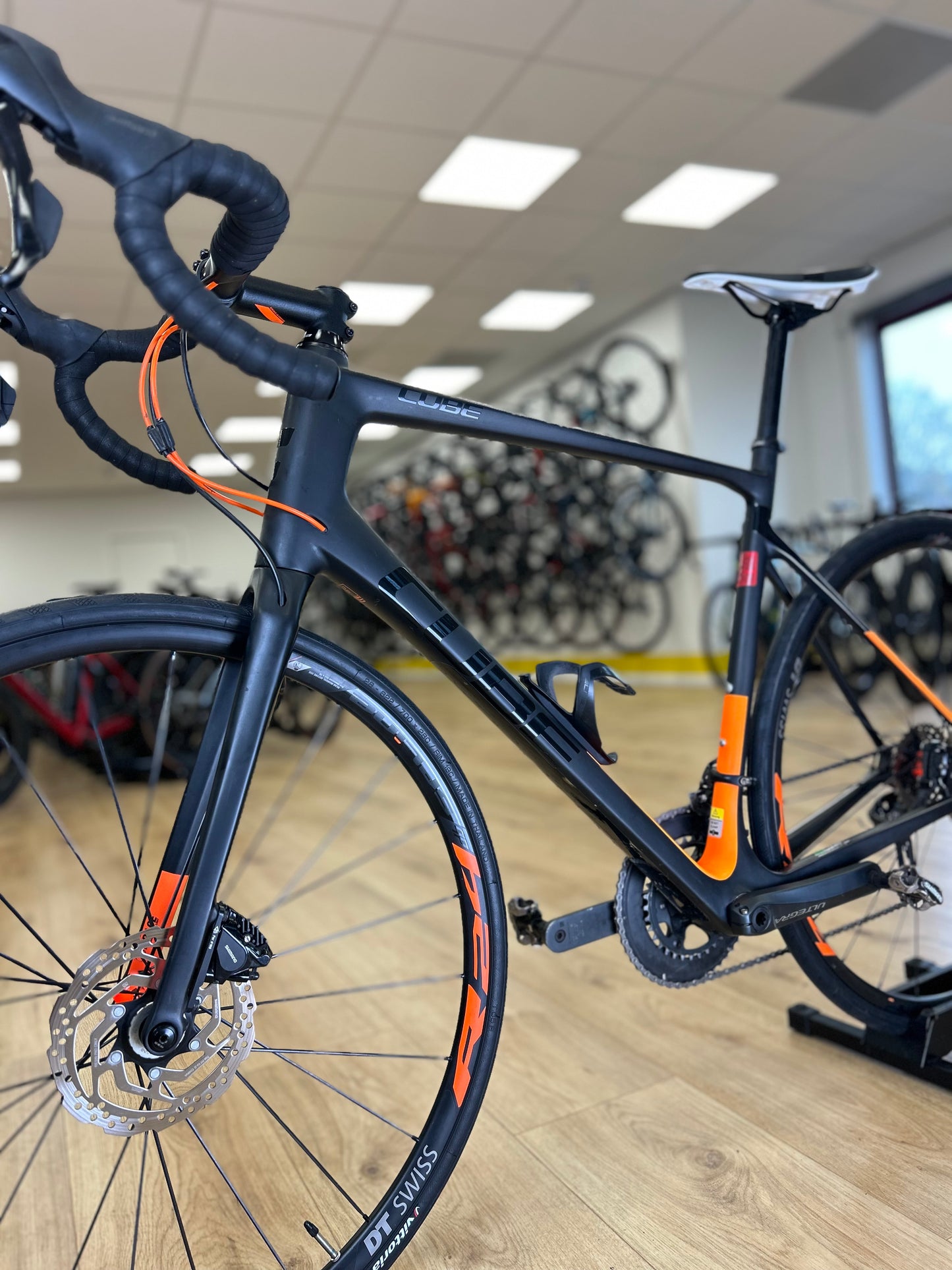 Cube Attain Ultegra Carbon Disc Racefiets