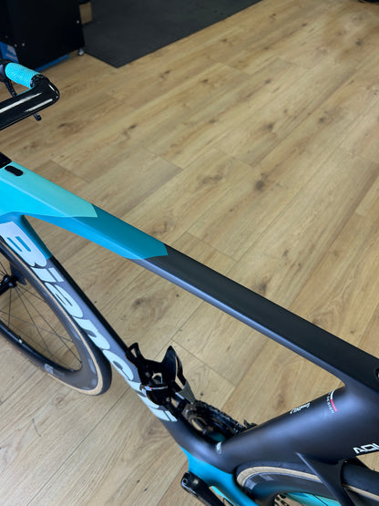 Bianchi Aquila CV Di2 Carbon Racefiets