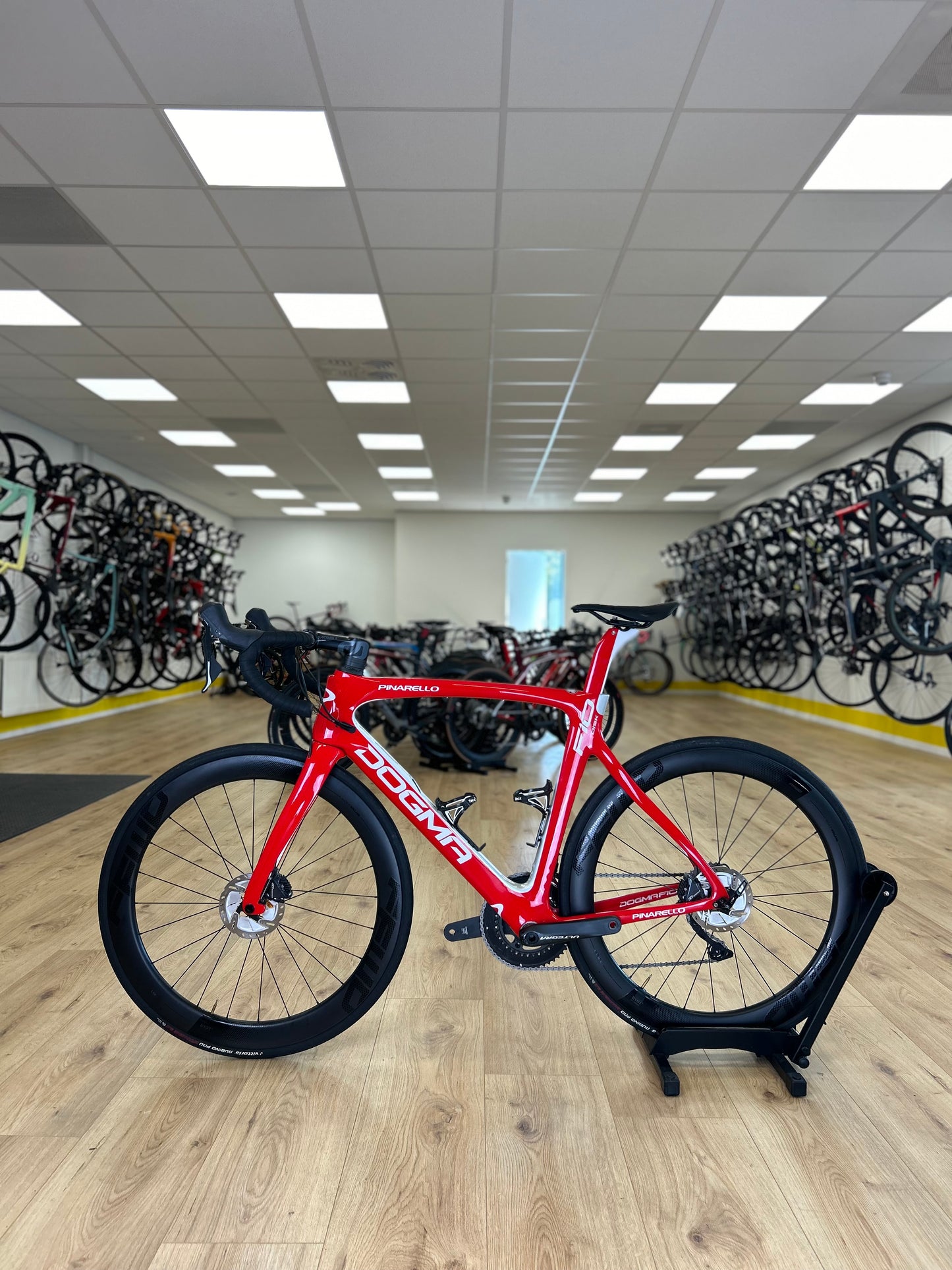 500km Pinarello Dogma F10 Disc Carbon Racefiets