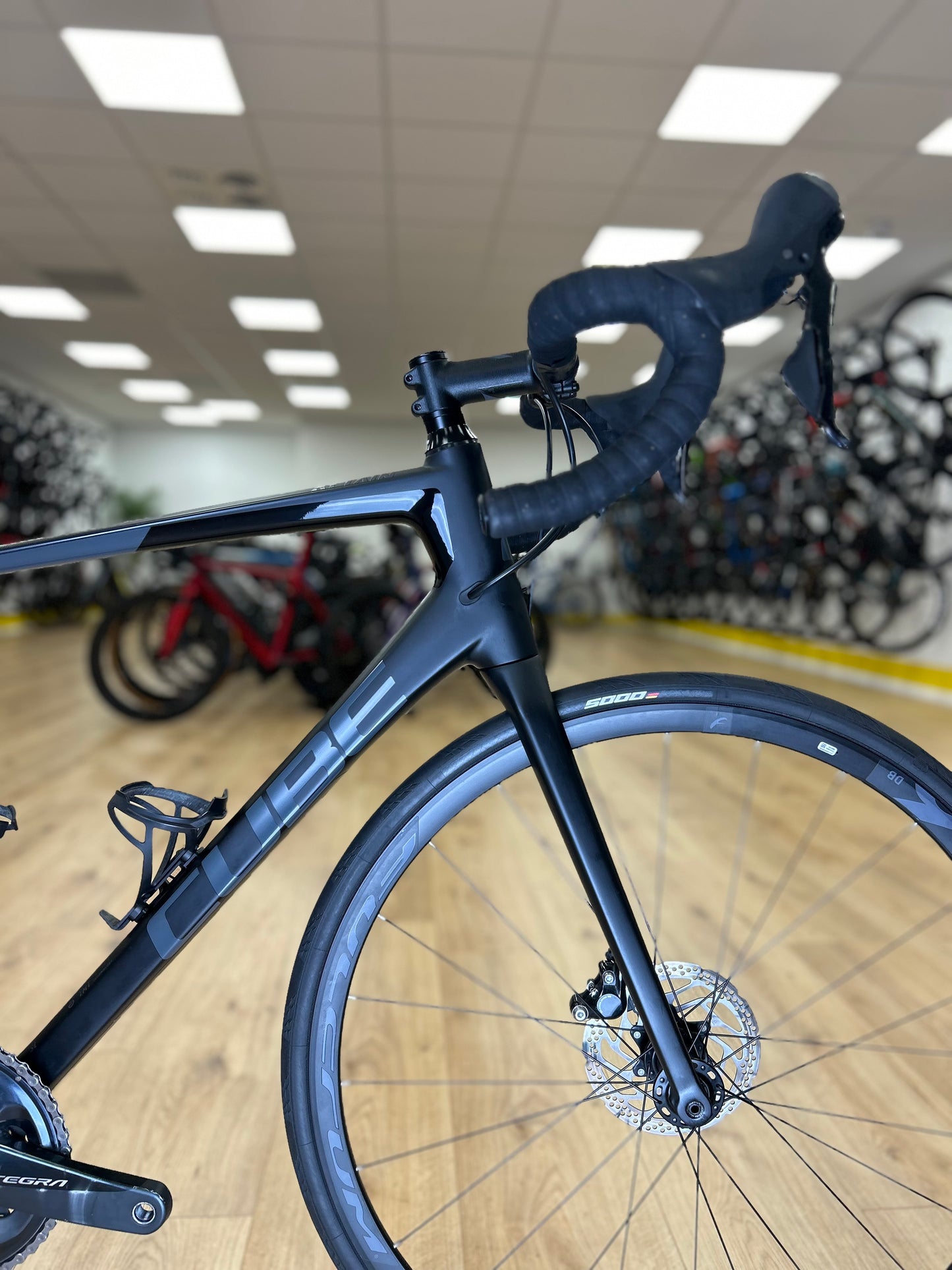 Cube Attain Ultegra Carbon Disc Racefiets