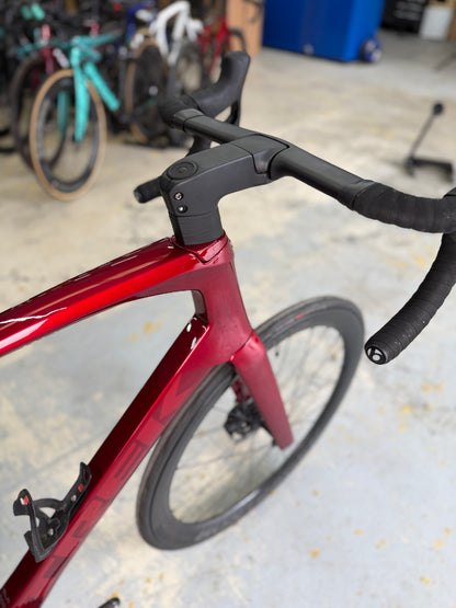 1000km Trek Madone SLR7 eTap Carbon Racefiets