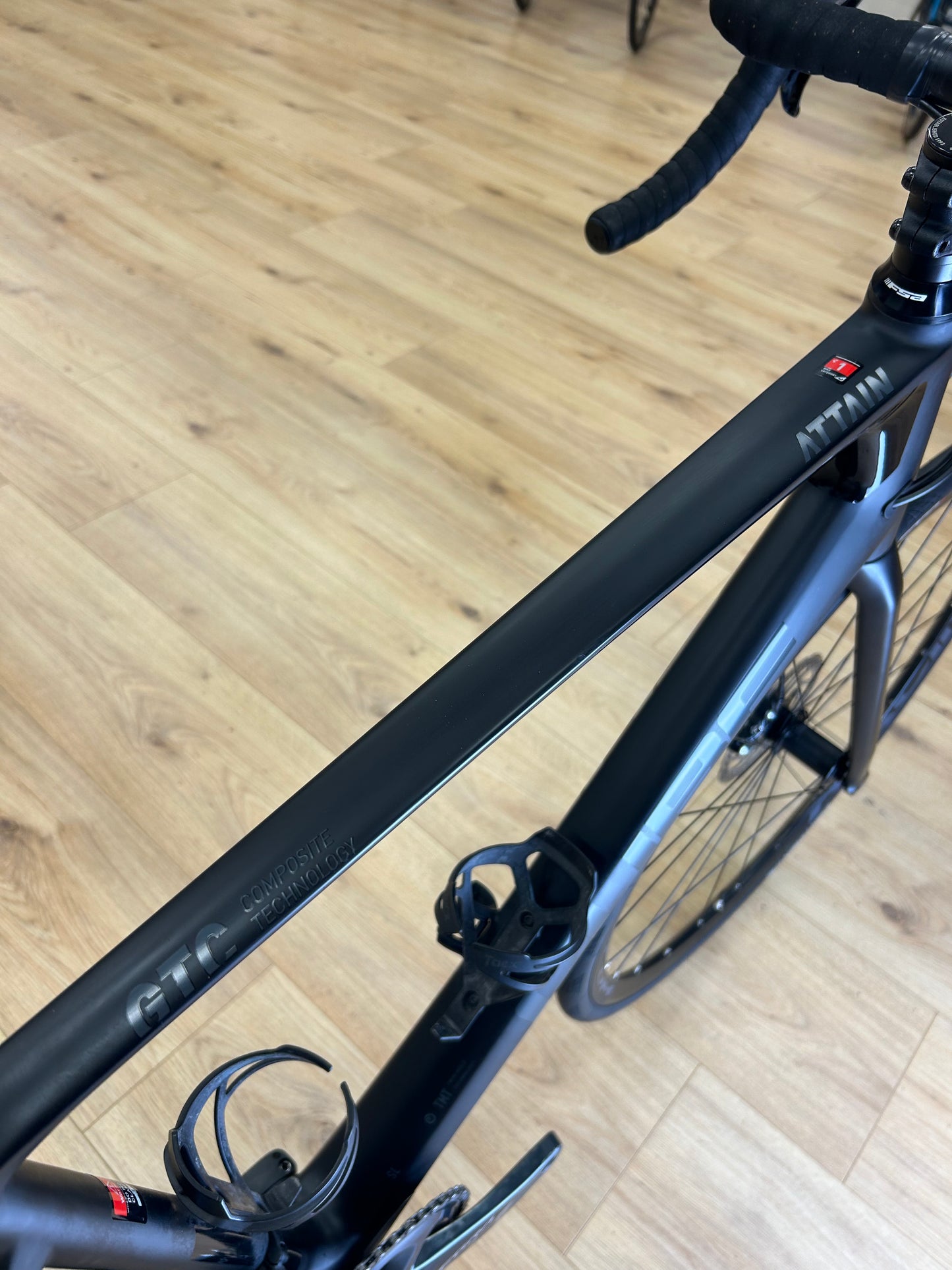 Cube Attain Ultegra Carbon Disc Racefiets