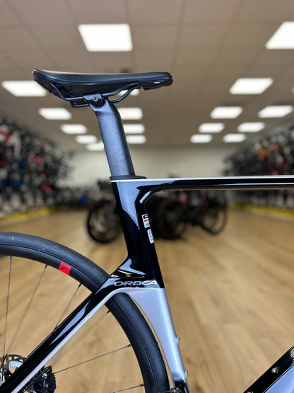 Showroom Orbea Orca Aero Carbon Disc Racefiets